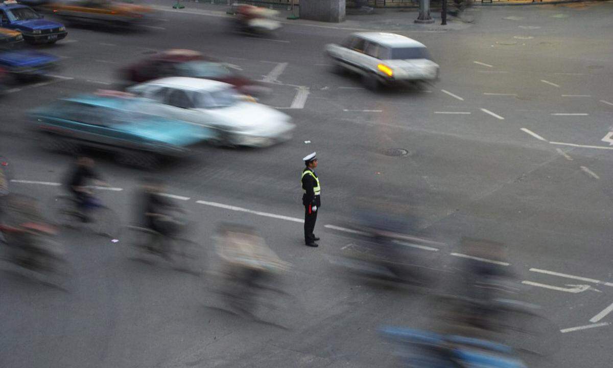 5. Der RechtsüberholerEin gefährliches Abfallprodukt des lästigen Mittelspurfahrers. Hält sich gesetzestreu an das in der Straßenverkehrsordnung verankerte Rechtsfahrgebot – und überholt bei zähem Verkehr auf allen Spuren, ohne mit der Wimper zu zucken, rechts. Das Drängeln und Rechtsüberholen kostet je nach Situation 50 Euro und mehr. Übrigens: Die Höhe der Geldbuße kann von Bundesland zu Bundesland variieren.