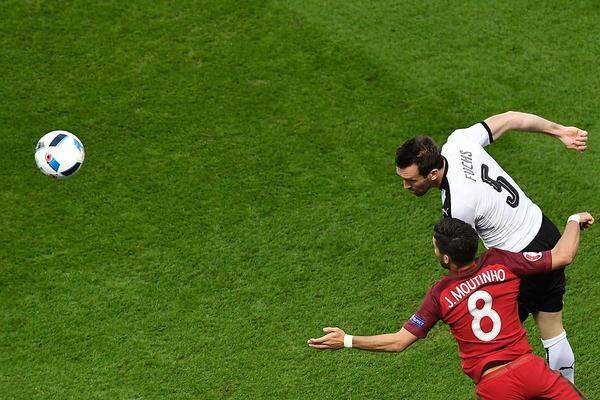 Dieses Bild könnte einen ausgeglichenen Zweikampf suggerieren, doch ein solcher war es über weite Strecken nicht. Portugal hatte klar die Nase vorne, war die spielbestimmende Mannschaft.