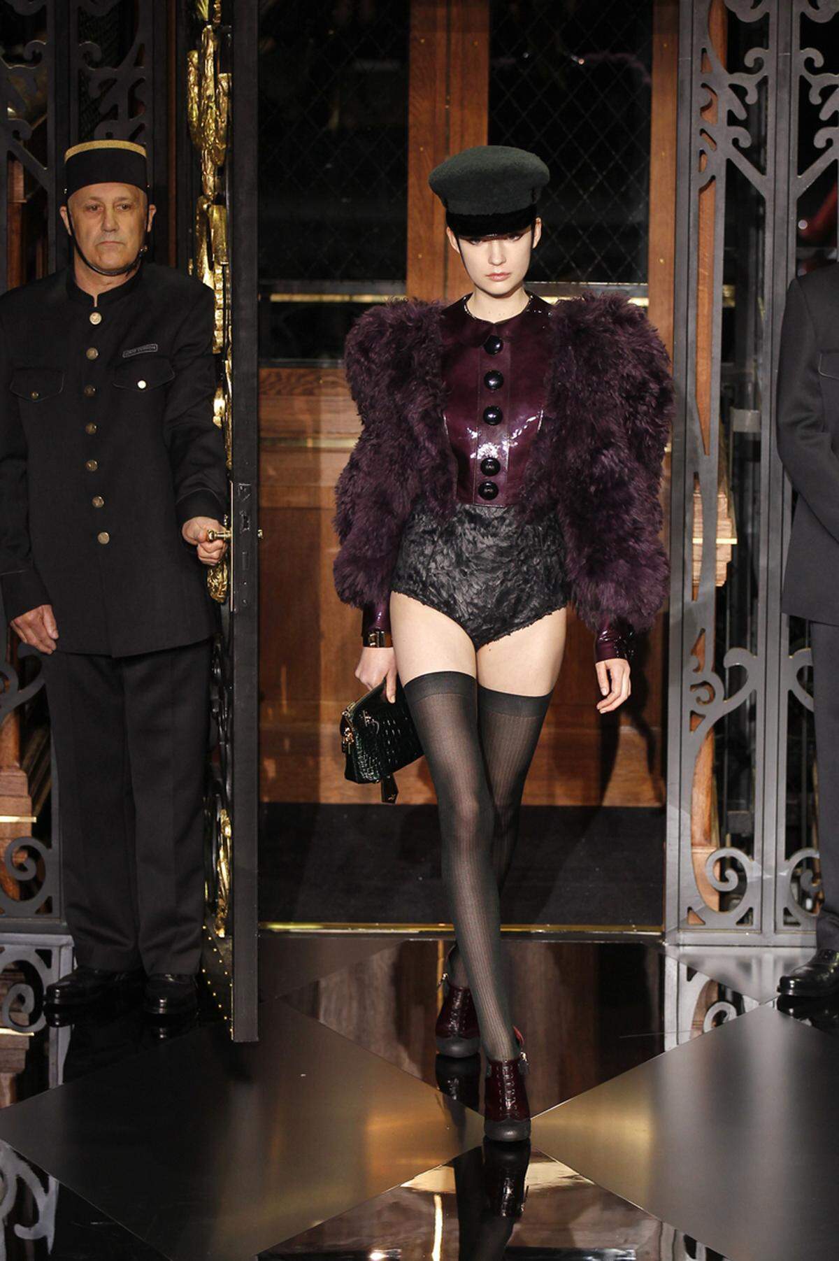 Das war Louis Vuitton FW 11/12: Marc Jacobs zeigte sich sichtlich von der Fetisch Szene inspiriert. Leder trifft auf Plastik, dieses auf die nakte Brust, die Zofe trifft auf die strenge Uniformierte in Strapsen und Kate Moss defiliert rauchend im Mieder.