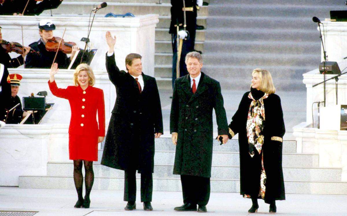 1993 trug die First Lady zur Parade einen weit geschnittenen Mantel samt farbigem Tuch.