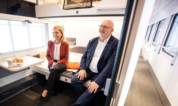 Die grüne Ministerin Leonore Gewessler und der rote ÖBB-Chef Andreas Matthä (hier in einem neuen Nightjet-Abteil) haben gut lachen. Die ÖVP weniger.