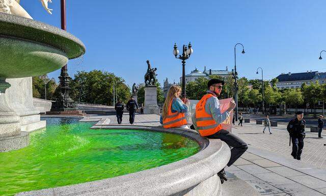 Anfang Mai färbte die letzte Generation den  Pallas-Athene-Brunnen vor dem Parlament grün. 