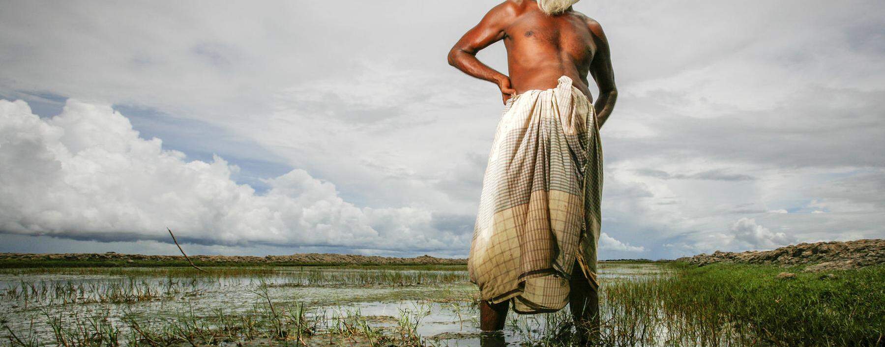 Abdul Majed pflanzte früher in Bangladesch Reis an. Seit das Wasser zu salzig geworden ist, zieht er stattdessen Shrimps.  