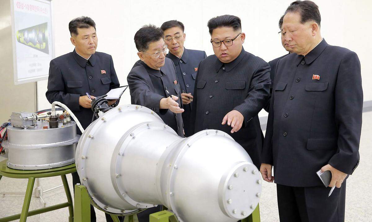 Pjöngjang betrieb seit den 60er-Jahren mit Hilfe Chinas und der UdSSR ein Atom-Programm, das auch Kontakte zu Pakistan und dem Iran aufweist. Im Oktober 2006 sorgte Nordkoreas damaliger Staatschef Kim Jong Il mit einem unterirdischen A-Test für Aufregung. Auch unter seinem Nachfolger Kim Jong-un wurden 2012 angeblich Atomtests durchgeführt. Nordkorea soll sechs bis 13 Atombomben haben. In der ersten Jahreshälfte 2017 verschärfte sich der Konflikt. Nodkorea testete unter anderem auch eine Wasserstoffbombe und zeigte bei Raketentests, dass das Regime auch Japan und das US-Überseegebiet Guam treffen könnte.