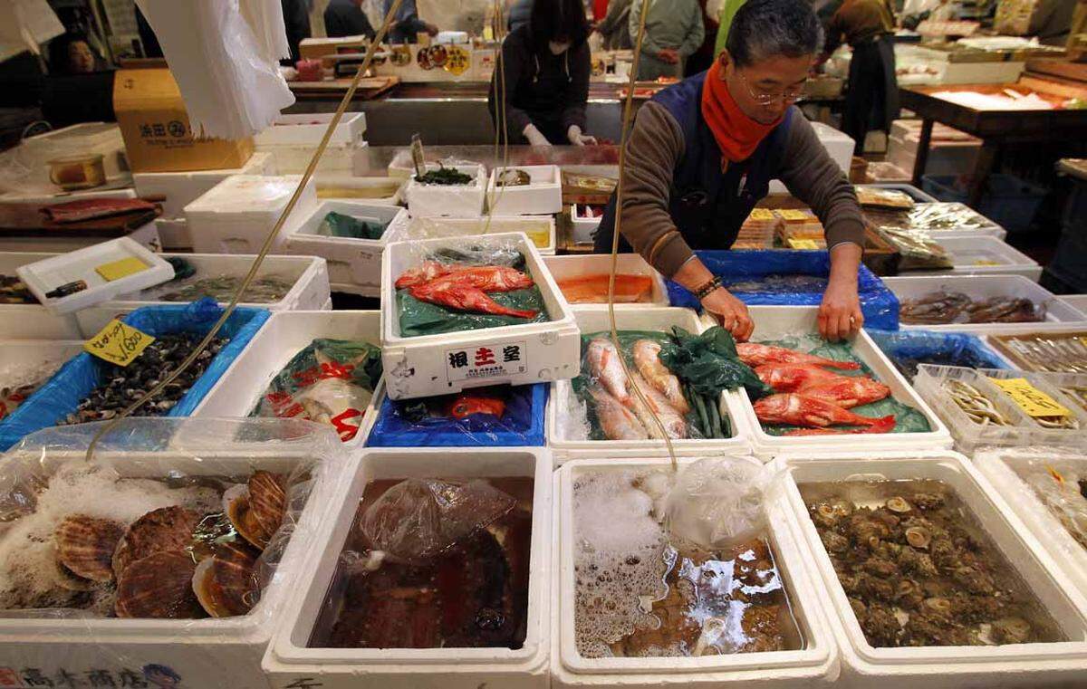 Der Fischmarkt gilt als größter Fischmarkt der Welt, seine Geschichte reicht bis ins 16. Jahrhundert zurück. Die angebotene Ware sorgt nicht nur für ein olfaktorisches Erlebnis. Allerdings muss man sich beeilen, bis März 2015 soll der Markt in einen anderen Bezirk verlegt werden.