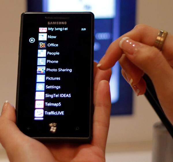 Microsofts Handy-Betriebssystem Windows Phone ist jetzt seit mehr als einem Jahr auf dem Markt. Der dazugehörige Marketplace ist der aktuell am schnellsten wachsende App Store im Smartphone-Segment. DiePresse.com hat sich darin ein wenig umgesehen und ein paar Kleinode zu Tage gefördert. Neben essentiellen Apps wie Facebook, YouTube oder Adobe PDF gibt es nämlich noch ein paar andere praktische mobile Helfer.