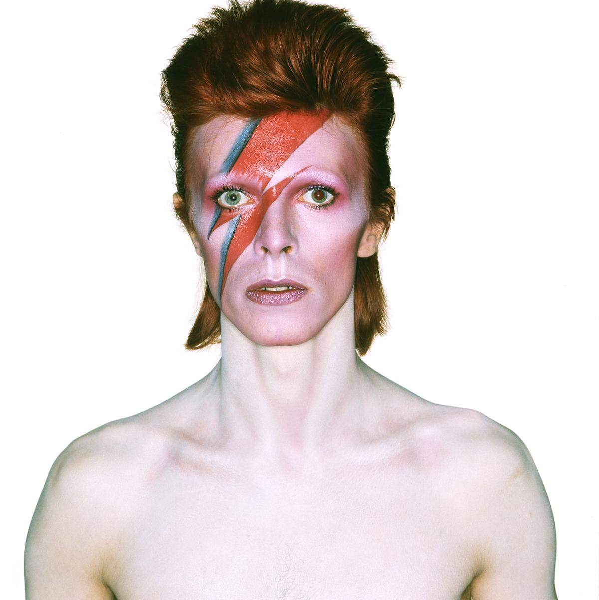 Ein modisches Ausstellungs-Highlight erwartet die Besuch des Victoria & Albert-Museums, das David Bowie eine großangelegte Retrospektive widmet.