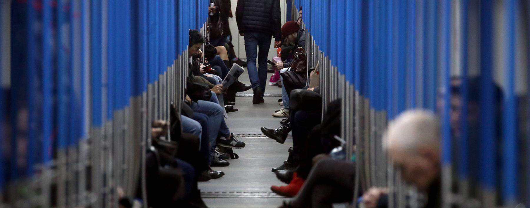 Die Covid-19-Krise ist in Russland angekommen. Die Moskauer Metro ist zur Stoßzeit trotzdem voll, wenn auch nicht übervoll.