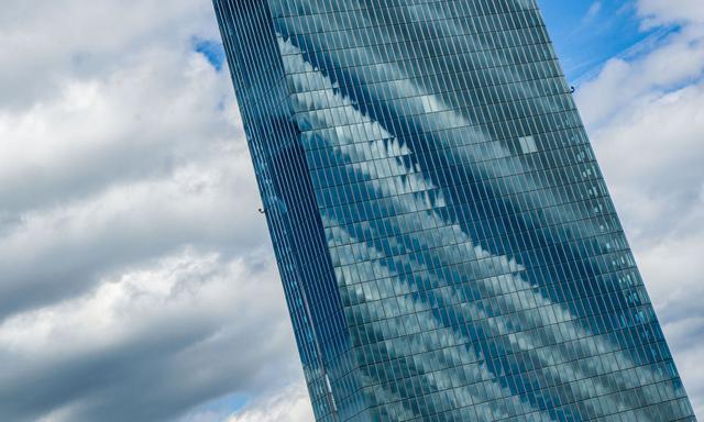 Themenbild: Wolken und die EZB