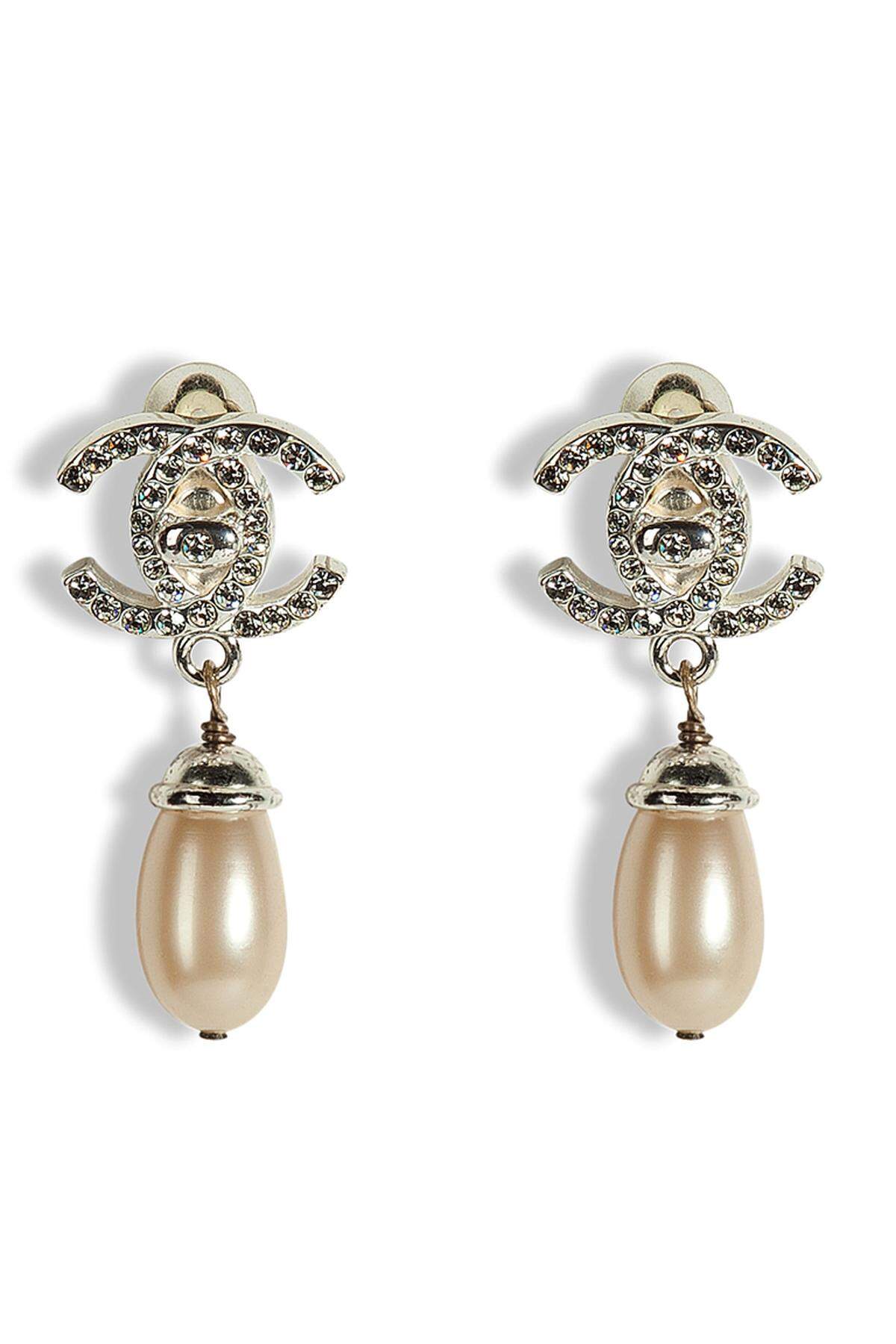 Diese Vintage-Ohrringe von Chanel sind ein zeitloser Klassiker, die jedes Frauenherz höher schlagen lassen. Erhältlich über www.stylebop.com.