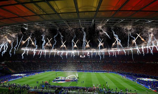 Im Berliner Olympiastadion gab es zum EM-Abschluss ein Feuerwerk. Auf dem Rasen gab es Leistungsexplosionen.