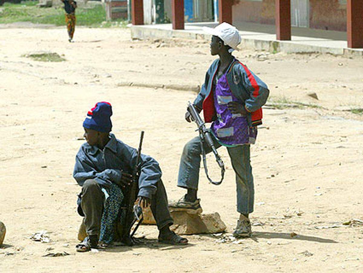 Die meisten Kindersoldaten werden nach den Angaben der Organisationen von Rebellenarmeen für den Kampf gegen die Regierung rekrutiert.Im Bild: Zwei Kinder, bewaffnet mit AK47-Gewehren, im kongolesischen Bunia, 2003.
