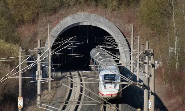 Nach dem Sturz aus einem Regionalzug ermittelt die Staatsanwaltschaft zu den Hintergründen. (Symbolbild)