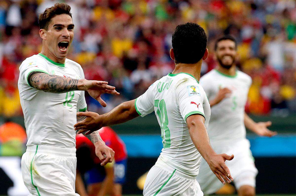 Gleich vier Mal jubeln Algeriens Fußballer gegen Südkorea. Die Afrikaner dürfen nach dem 4:2 gegen die Asiaten vom Aufstieg ins Achtelfinale träumen.