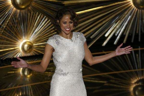 Die 49-jährige "Clueless"-Darstellerin Stacey Dash landete dann während der Oscarverleihung den peinlichsten Moment des Abends. In ihrer Rede kritisierte sie Jada Pinkett Smith und weitere Kollegen, die aus Protest nicht zu den Oscars kamen und sich für die Gleichberechtigung Schwarzer einsetzen. Dash sagte "Wir müssen aufhören, uns darüber zu beschweren, dass die Weißen uns unterdrücken. Wir sollten die Oscars nicht boykottieren und wir müssen Chris Rock als Host unterstützen". Nein, das kam gar nicht gut an.