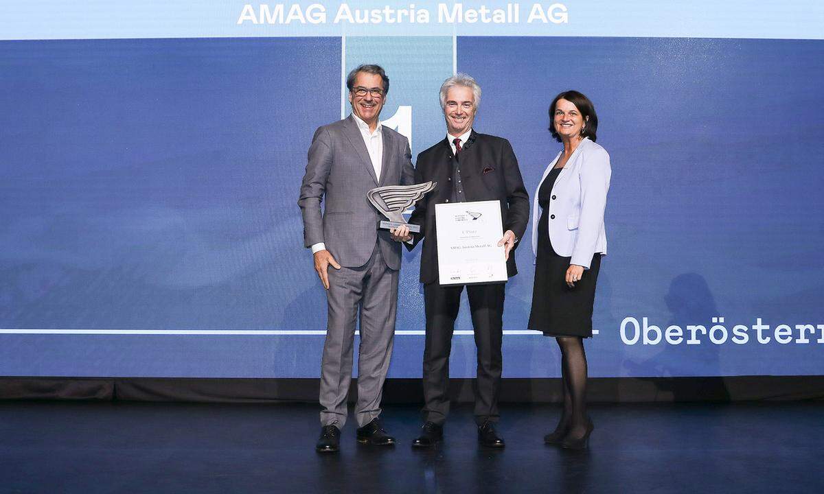 1. Platz Großbetriebe an AMAG Austria Metall AG (v. l.): IV OÖ-Präsident Stefan Pierer, AMAG-COO Helmut Kaufmann und KSV1870-Niederlassungsleiterin Linz - Petra Wögerbauer.