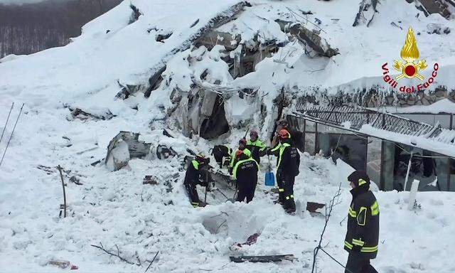 Feuerwehr und Bergretter bei den Ruinen des von einer Lawine zerstörten Hotels Rigopiano in Farindola, Region Abruzzen.