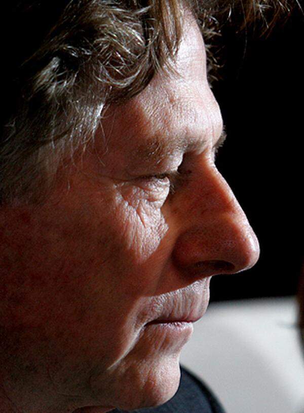 Rund zehn Wochen saß Star-Regisseur Roman Polanski 2009 in der Schweiz im Gefängnis. Danach wurde er in seinem Chalet unter elektronisch überwachten Hausarrest gestellt. An dieser Stelle folgt nun eine Chronologie von seiner Zeit im Gefängnis bis zu seiner Freilassung.