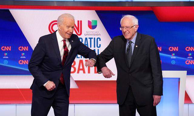 Joe Biden und Bernie Sanders am Sonntagabend bei ihrem ersten TV-Duell im Präsidentschaftsrennen.