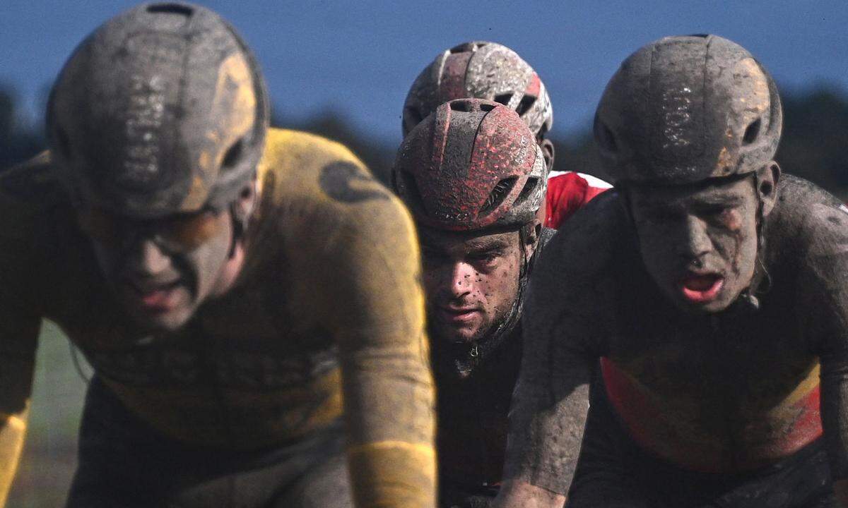 3. Oktober. Nun, dass Radrennsport nicht immer eine "saubere" Sportart ist, das wissen wir schon längst. Aber in diesem Fall gilt das für die abgebildeten Profis beim legendären Rais-Roubaix-Rennen rein äußerlich.