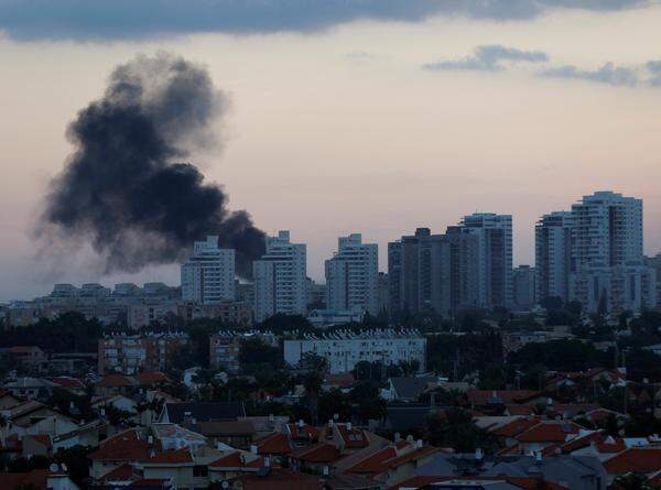 Rauch über Gaza-Stadt nach dem Start mehrere Raketen in den frühen Morgenstunden.