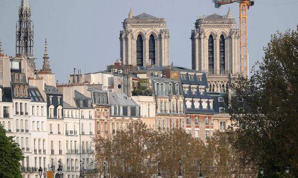 "Wenn der Wiederaufbau von Notre-Dame für uns alle wichtig ist, dann zweifellos auch deshalb, weil sie ein Symbol für die Widerstandsfähigkeit unseres Volkes ist, für seine Fähigkeit, Bewährungsproben zu bestehen und wieder aufzustehen", so der französische Präsident.  