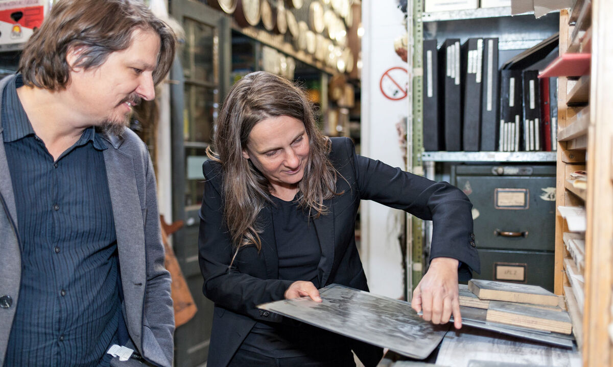 Fündig. Szenebildner Hannes Salat und Renate Martin von Donmartin Supersets stöbern bei Props.Co. 