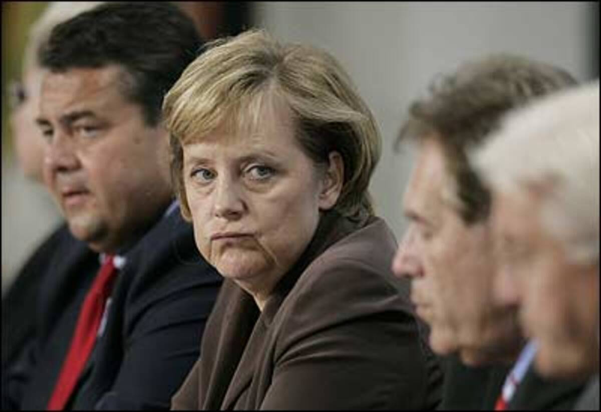 25. Juni 2006: Innenpolitisch gärt es hingegen. Innerhalb der Großen Koalition wächst der Unmut. SPD-Fraktionschef Peter Struck verfällt in nostalgische Schwärmereien und lobt Gerhard Schröder als den besseren Kanzler: "Er war entscheidungsfreudig!"