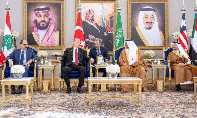 Der türkische Präsident Erdoğan (links neben Prinz Sultan Bin Abdul Aziz Al Saud) sprach in Riad Israels geheimes Atomarsenal an.
