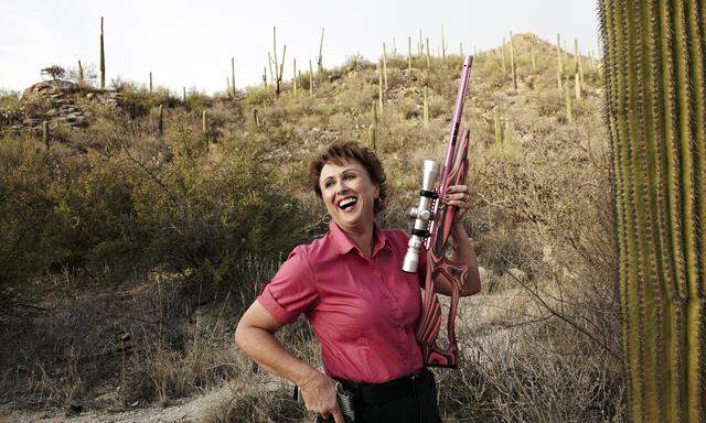 In den USA inszenieren sich v. a. republikanische Frauen gern mit Waffen (im Bild: Debbie Ferns, die Schießseminare für Frauen populär machte).