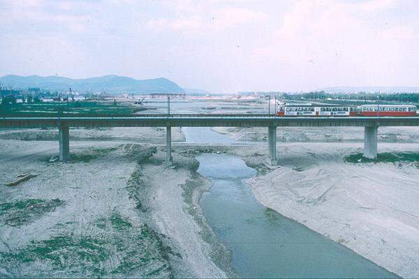 Heute kommen an schönen Sommertagen bis zu 200.000 Menschen auf die Insel. Der obere Zipfel liegt übrigens bereits in Niederösterreich. Bild aus dem Jahr 1981