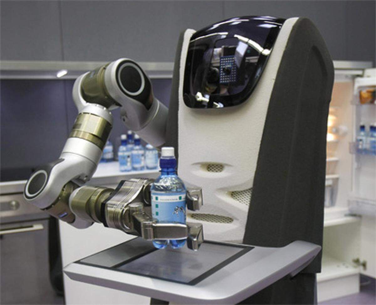 Etwas Wasser, der Herr? Der vom Fraunhofer Institut für Produktionstechnik und Automatisierung entwickelte Care-O-bot 3 kann Getränke servieren, beim Haushalt helfen oder den Müll rausbringen.