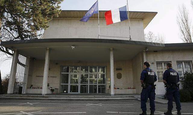Polizeibeamte vor der französischen Botschaft in der Schweiz.
