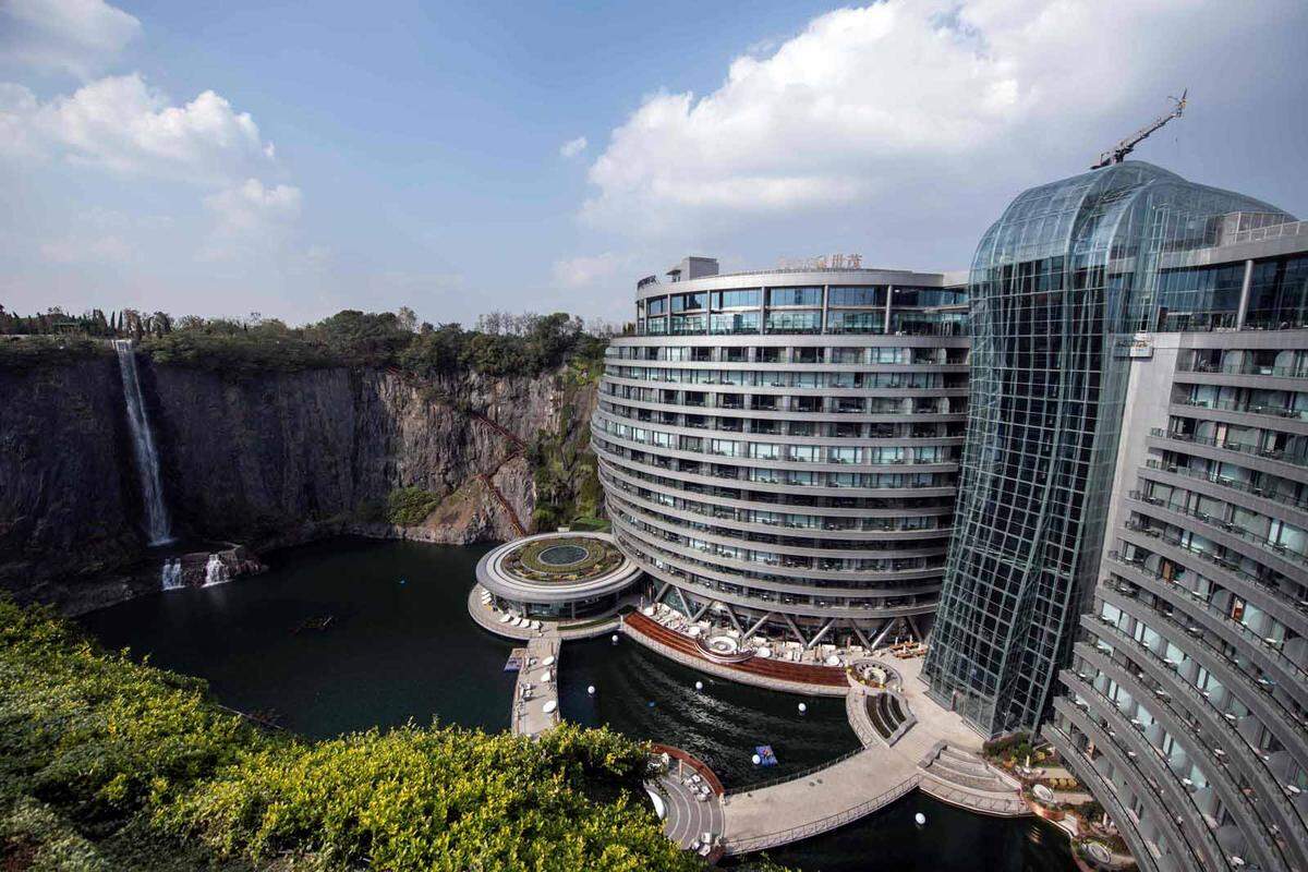 Insgesamt verfügt das Shanghai Wonderland der Intercontinental-Gruppe über 336 Zimmer. Sie alle haben einen Balkon, der den Blick auf die Felswände samt Wasserfall und künstlichem See freigibt.