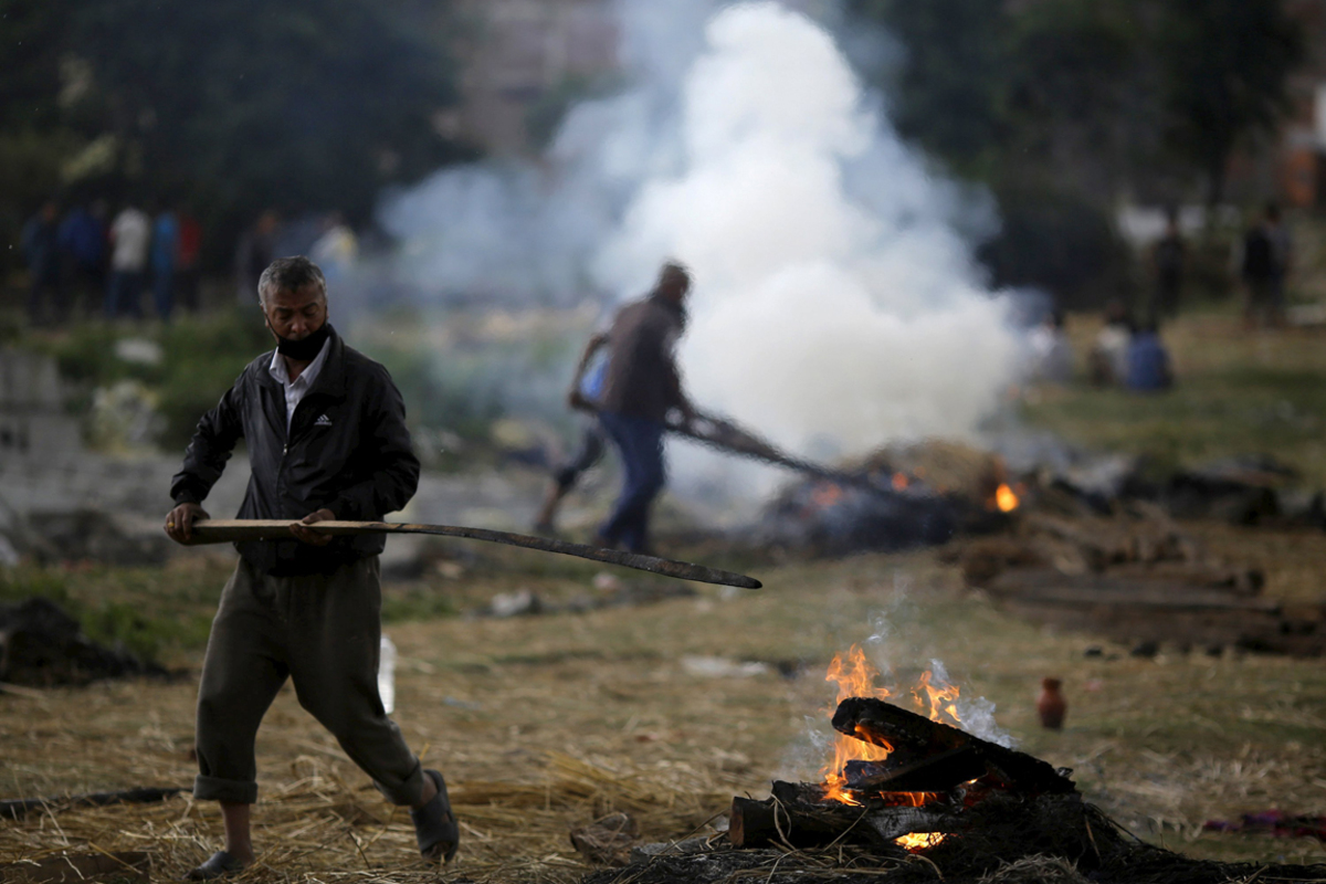"Wir versuchen Telefonleitungen zu reparieren und Strom wiederherzustellen", sagte Nepals Kommunikationsminister Minendra Rizal. Nach Regierungsangaben sollten auch am Montag massenhaft Leichen verbrannt werden, um Seuchen zu verhindern.