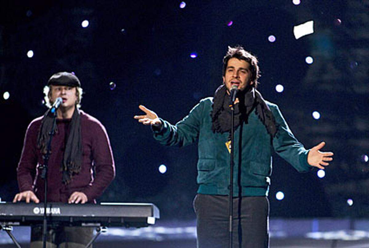 Peter Nalitch &amp; Friends entzogen sich den Kleidungsvorschriften des Song Contests und lieferten eine solide Ballade mit dem Titel "Lost And Forgotten" an. Gewählt wurde die Gruppe vor allem von Russlands kleinen Nachbarn und ehemaligen UDSSR-Staaten. 98 Punkte.