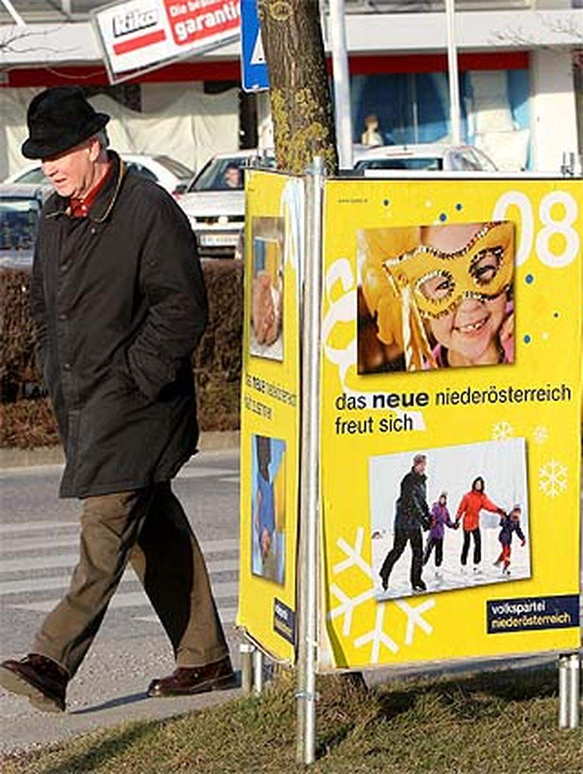 Manchmal sind es die Bilder auf den Plakaten, die Rätsel aufgeben. "Das neue Niederösterreich freut sich", so die ÖVP. Worauf? Dem Wahlplakat zufolge auf Verkleidungen und Eislaufen.  Ungünstigerweise ist der Fasching vorbei, für den Wintersport ist es oft schon zu warm. Sieht nach einer langweiligen Fastenzeit aus.