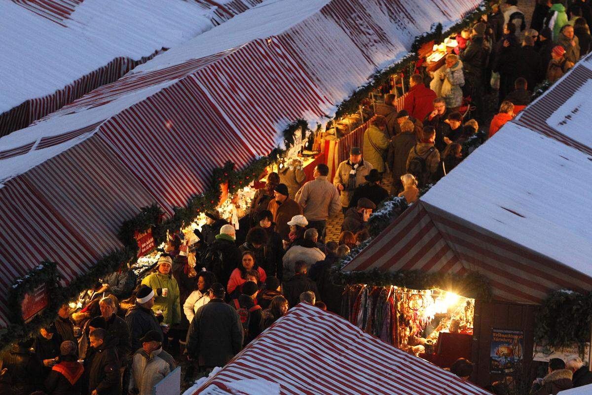 Der riesige Christkindlmarkt ist eine Attraktion, die jährlich zwei Millionen Besucher anzieht und nicht nur mit Lebkuchen, Punsch und Co. zu bezaubern weiß, sondern auch mit der mittelalterlichen Kulisse Nürnbergs.