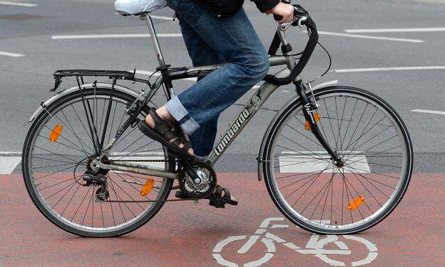 THEMENBILD-PAKET: RADFAHREN / RADFAHRER / VERKEHR