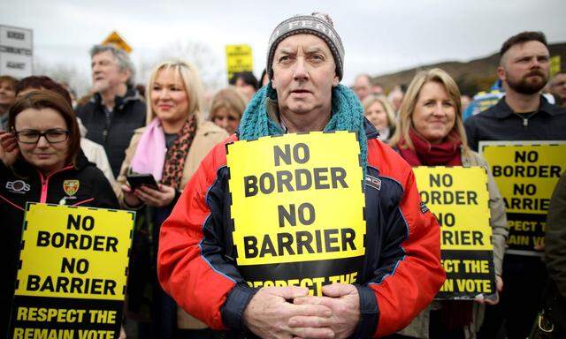 Demonstration gegen die Rückkehr von Grenzkontrollen zwischen dem Norden und der Republik Irland. Die Bevölkerung Nordirlands hatte 2016 für einen EU-Verbleib gestimmt.