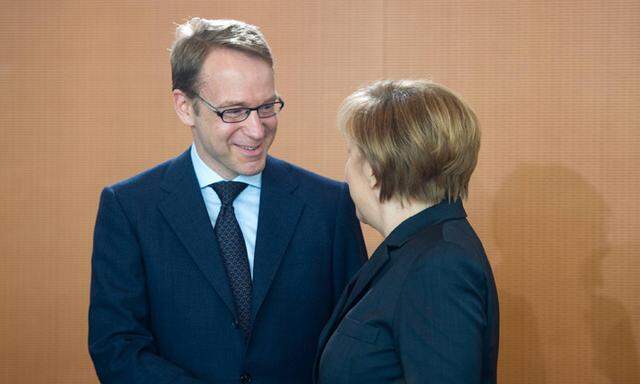 Berlin Bundeskanzlerin Angela Merkel CDU und Bundesbankpr�sident Jens Weidmann am Mittwoch 12 03