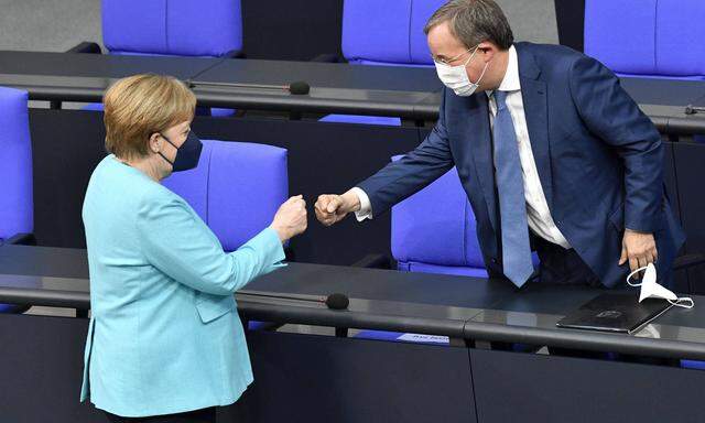 Angela Merkel und Armin Laschet in der 236. Sitzung des Deutschen Bundestages 