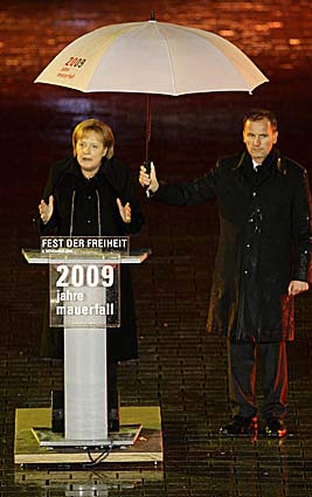 Die deutsche Bundeskanzlerin Angela Merkel nannte den Mauerfall eine der glücklichsten Stunden der deutschen und europäischen Geschichte und "einen der glücklichsten Momente meines Lebens".