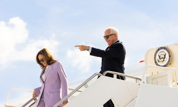 Das demokratische Kandidaten-Duo Kamala Harris und Tim Walz am 10. August am Flughafen von Las Vegas.