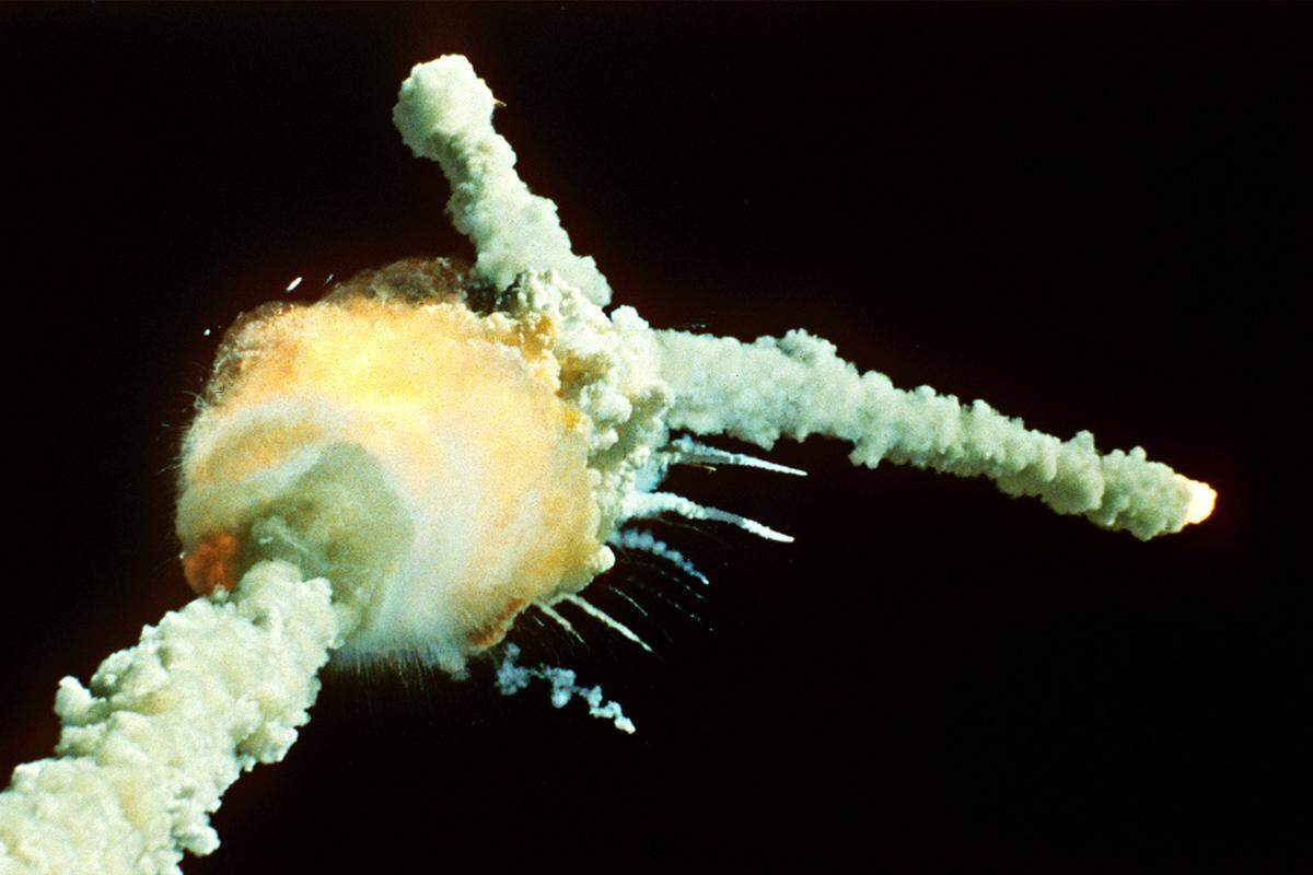 Es war nicht das erste Shuttle-Unglück: 1986 starben sieben Astronauten, als die "Challenger" kurz nach dem Start auseinanderbrach (Bild). Dennoch sollte das "Columbia"-Unglück die amerikanische Raumfahrt doch für immer verändern. Die Raumfähren-Starts wurden zunächst für rund zwei Jahre gestoppt. Untersuchungen und Verbesserungen wurden angeordnet.