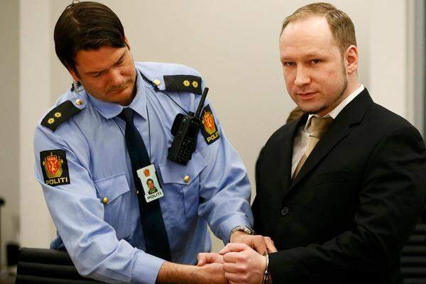 Breivik plädiert in dem Prozess auf Freispruch wegen Notwehr. Er sieht sich selbst als Kämpfer gegen die Islamisierung Europas.
