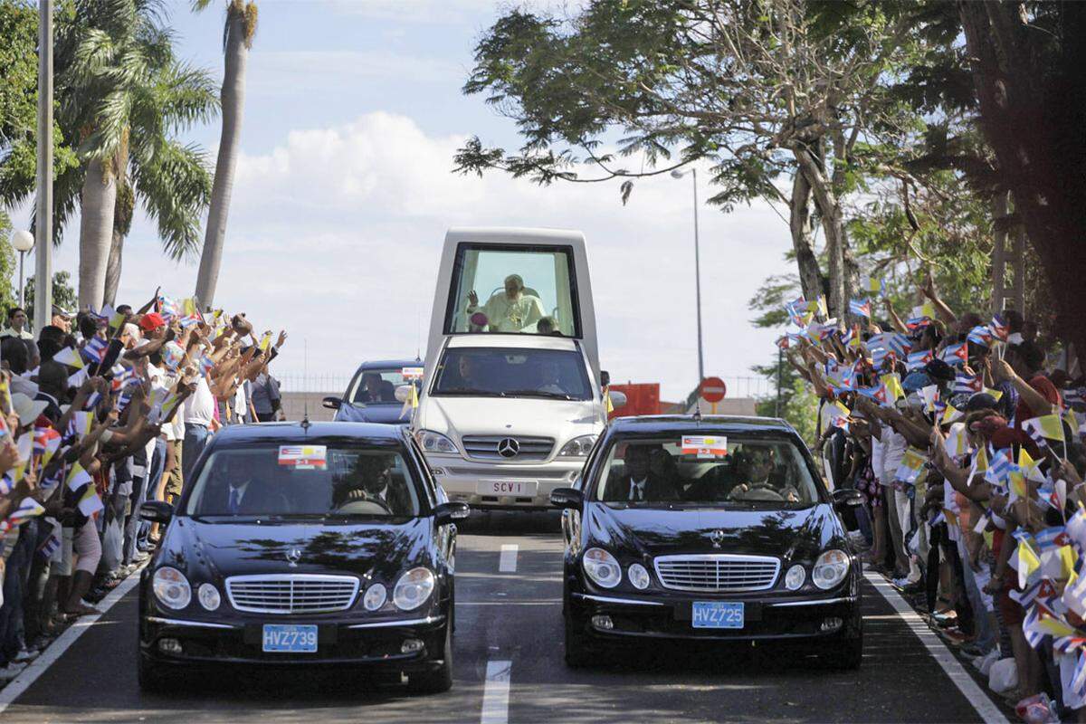 Bereits vor der Messe hatte Benedikt XVI. in einer Ansprache vor Präsident Raúl Castro mehr Raum für die Kirche verlangt. Trotz einiger Verbesserungen in den vergangenen Jahren gebe es "viele Bereiche, in denen es Fortschritte geben kann und muss", sagte er.