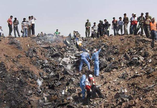 Nach Angaben der Rettungsdienste in Kaswin ging das Flugzeug in Flammen auf und wurde vollständig zerstört. Ein Augenzeuge sagte dem englischsprachigen Fernsehsender Press TV, das Flugzeug sei "plötzlich vom Himmel gefallen und explodiert".