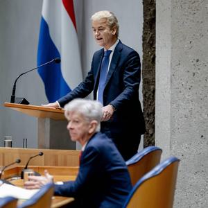 Der Rechtspopulist Geert Wilders (hinten) und sein Koalitionsverhandler, der Sozialdemokrat Ronald Plasterk, bei einem Auftritt im Parlament im Februar.