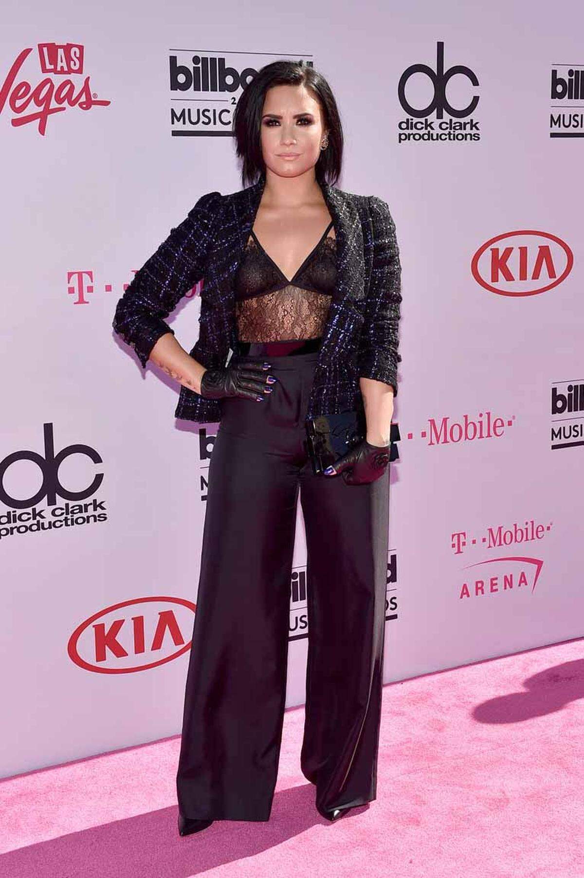 Demi Lovatos Outfit war mit Tweed, Spitze und Leder von Chanel nicht sehr stimmig.